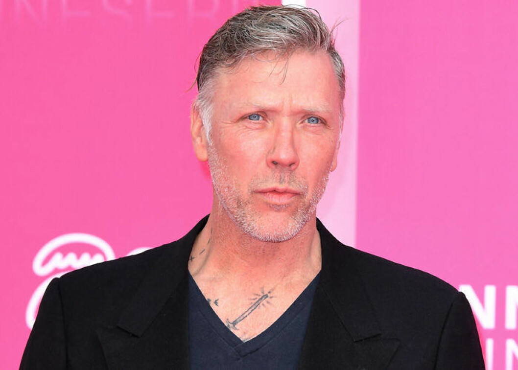 Mikael Persbrandt. Foto: TT Mikael Persbrandt mot en rosa vägg.
