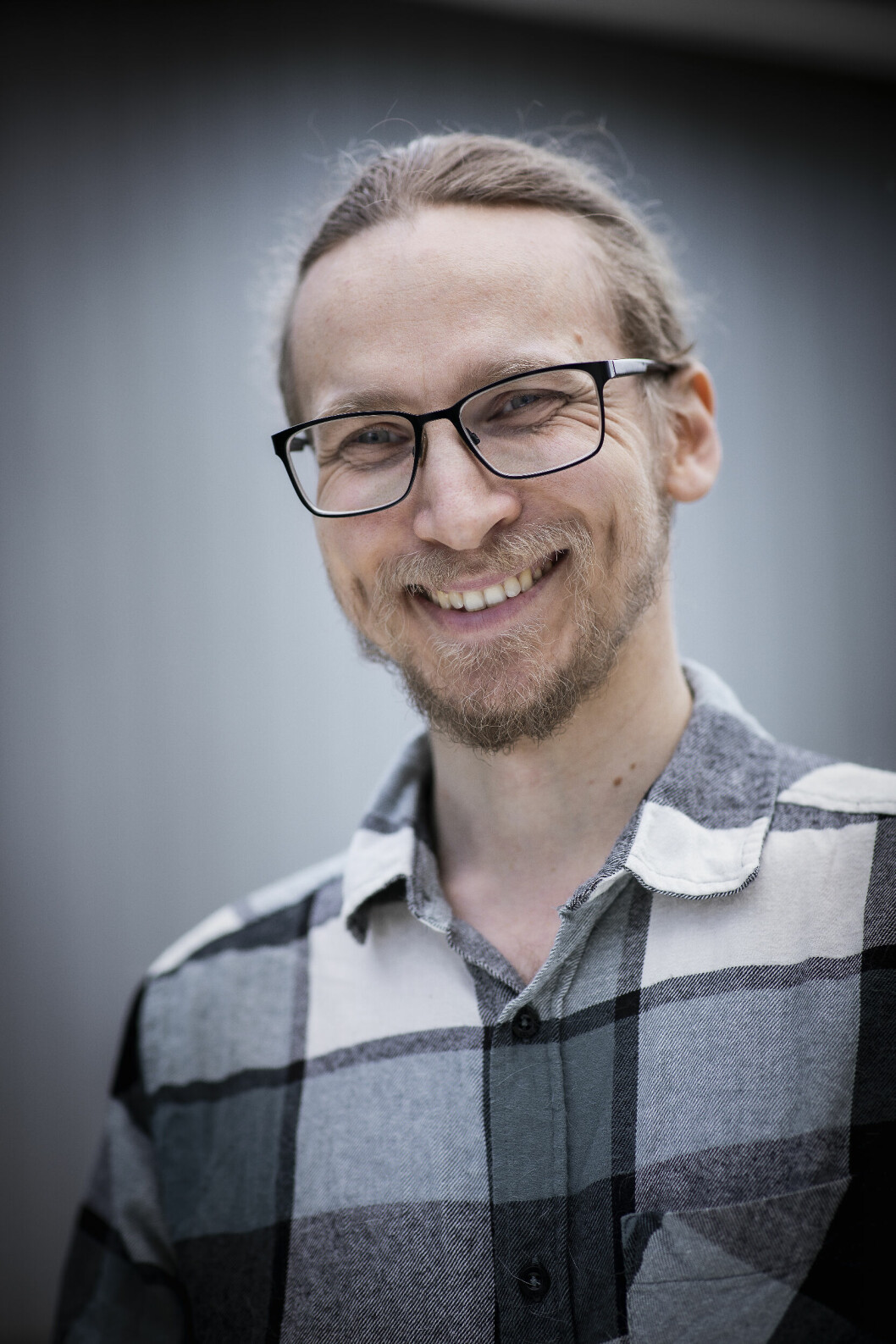 – Jag hamnade i transspåret för att jag hade autism, säger Mikael Rehlin Kruse. En man i 40-årsåldern i rutig skjorta och glasögon, ler stort och ser in i kameran.