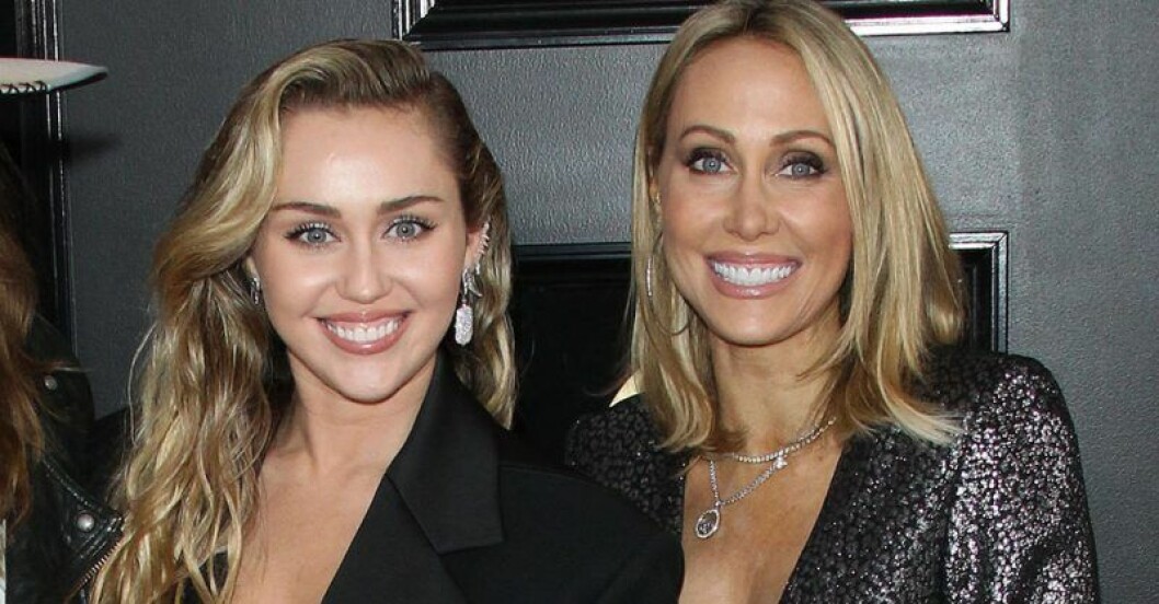 Artisten Miley Cyrus med sin mamma Tiish