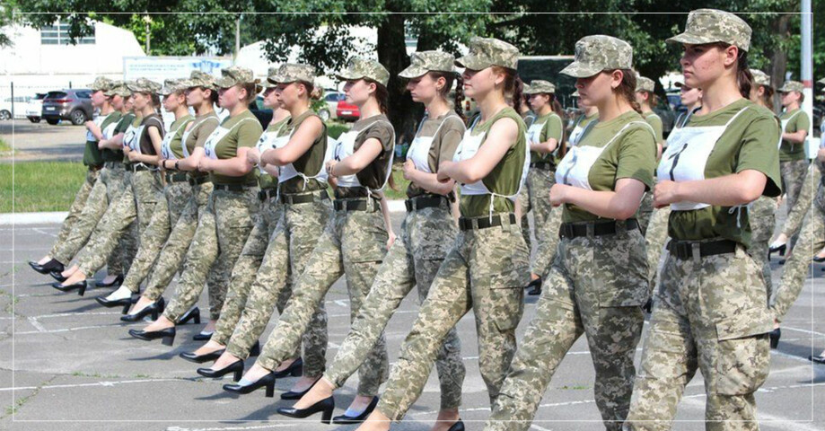 Kvinnliga soldater i klackar.