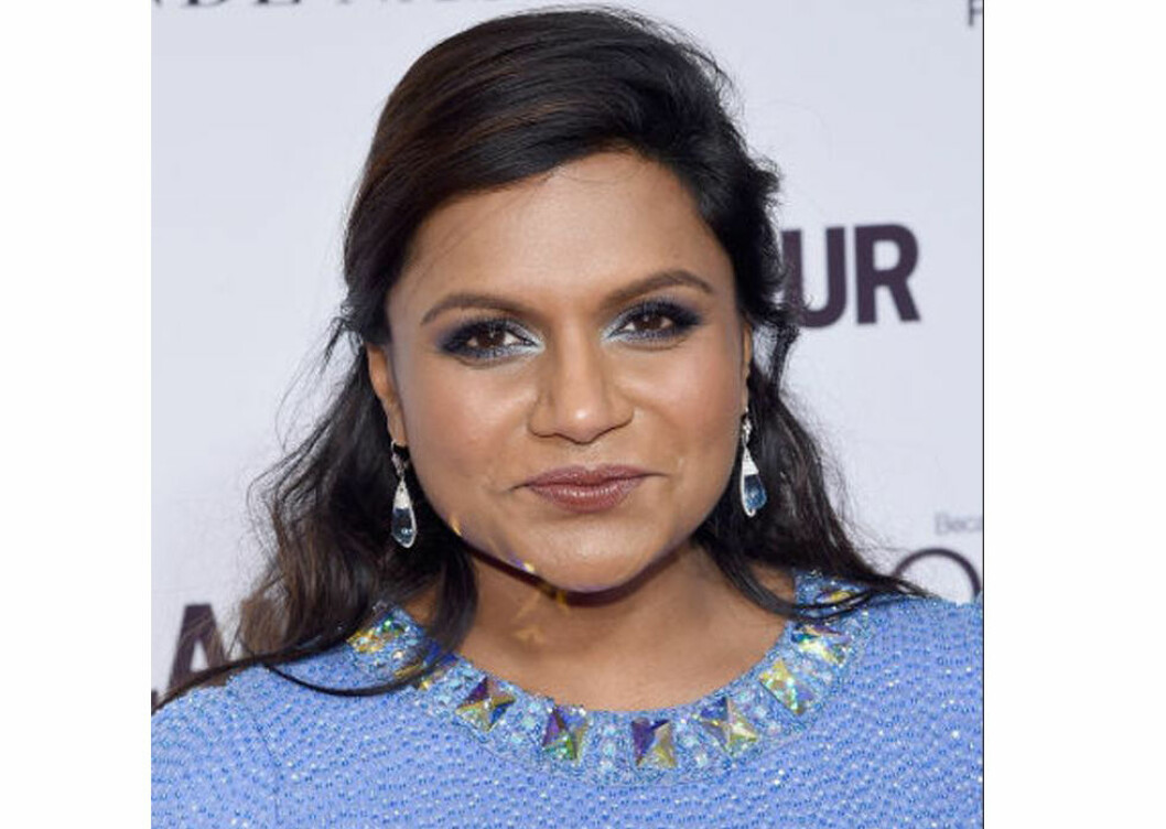 Mindy Kaling kör halvuppsatt hår. Mindu Kaling med halvuppsatt.