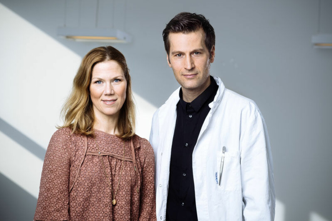 Minna Tunberger och Christian Benedict, författarna till boken Sömn, sömn, sömn. Foto: Stefan Tell Journalisten Minna Tunberger och sömnforskaren Christian Benedict, författarna till boken Sömn, sömn, sömn.
