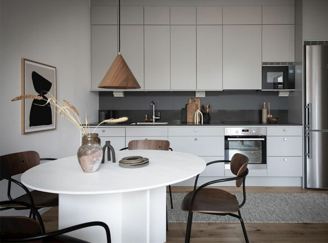 Foto: Maria Sahlander Styling: Nouvel interiör för Bjurfors/mäklare: Jonas Rutberg Modernt kök med detaljer i naturmaterial