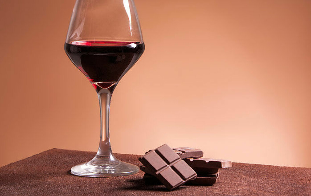 Goda nyheter: rödvin och mörk choklad kan motverka både Alzheimers och övervikt. Goda nyheter: rödvin och mörk choklad kan motverka både Alzheimers och övervikt.