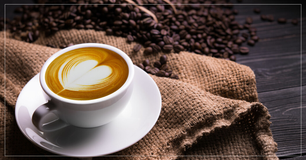 kopp kaffe med hjärta i skummet
