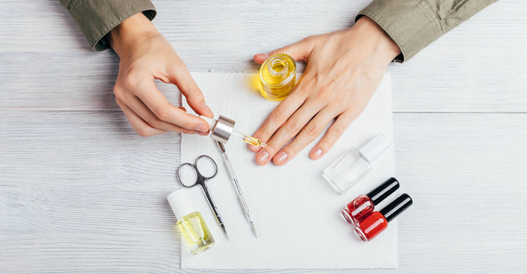 Kvinna vårdar sina naglar med olja