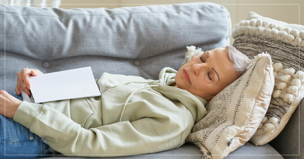 Kvinna tar tupplur i soffan