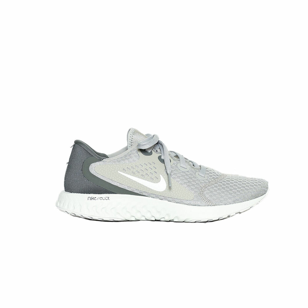 Löparskor från Nike, <a href="http://clk.tradedoubler.com/click?p(17833)a(3025659)g(17114610)url(http://https://nelly.com/se/kl%C3%A4der-f%C3%B6r-kvinnor/sportkl%C3%A4der/tr%C3%A4ningsskor/nike-1013/nike-legend-react-149349-0105/)" target="_blank" rel="noopener">1 099 kronor</a>. Gröngråa löparskor från Nike