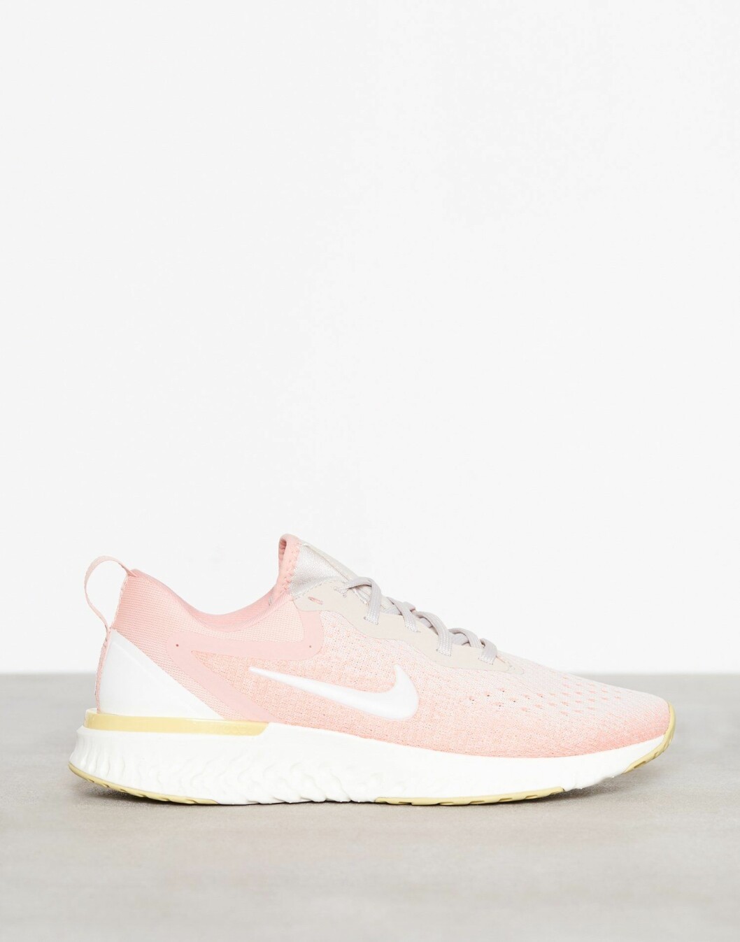 Rosa Nikeskor på rea