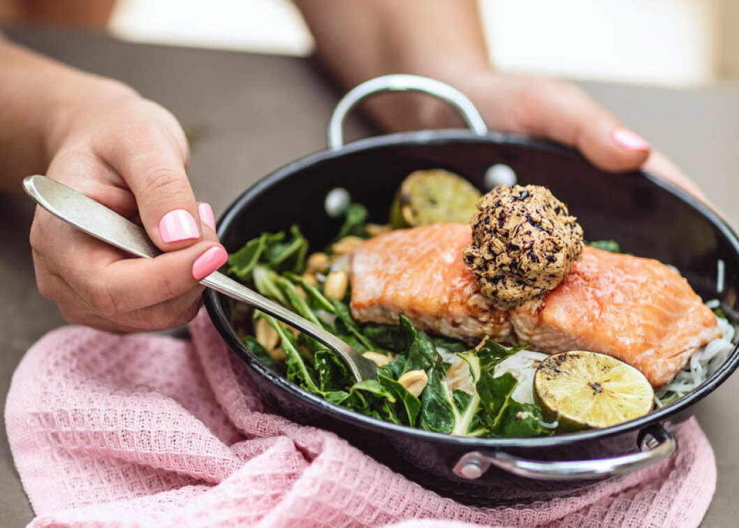 Nyttig midsommarmat! Recept på grillad lax