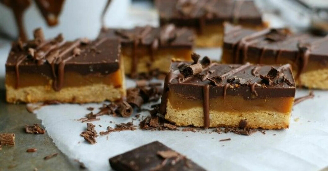 En hälsosammare variant av klassiska chokladgodiset Twix passar perfekt till julen! Hälsosamma Twix är serverat på bakpapper