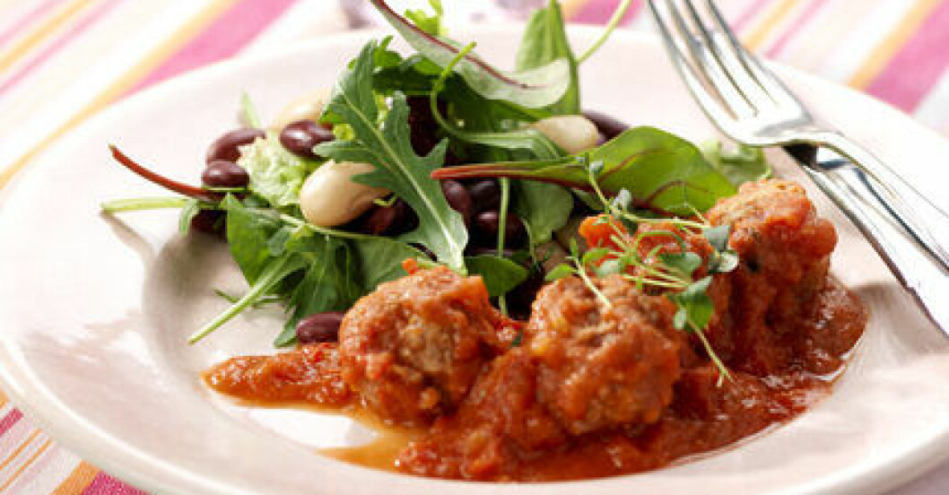 Köttbullar i tomatsås med bönsallad