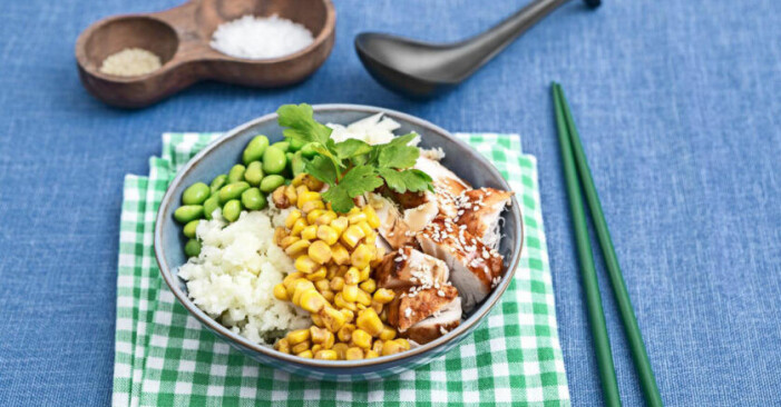 Recept av: Eva Boström, Bitte E:son Forsberg & Carolina Soudah Foto: Eva Hildén, Åsa Swanberg & Linda Prieditis Teriyakibowl med kyckling och blomkålsris