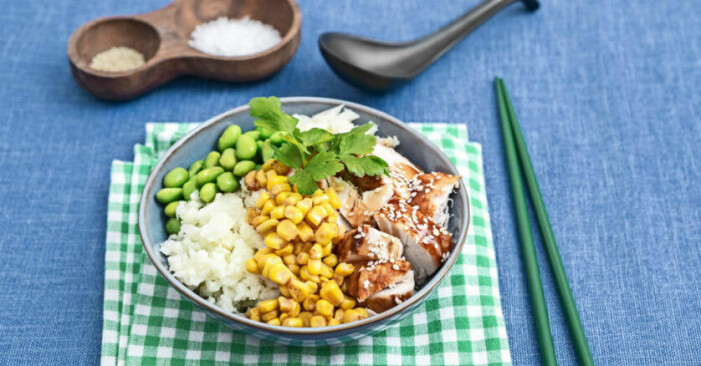 Recept av: Eva Boström, Bitte E:son Forsberg & Carolina Soudah Foto: Eva Hildén, Åsa Swanberg & Linda Prieditis Kyckling med blomkålsris i en bowl.