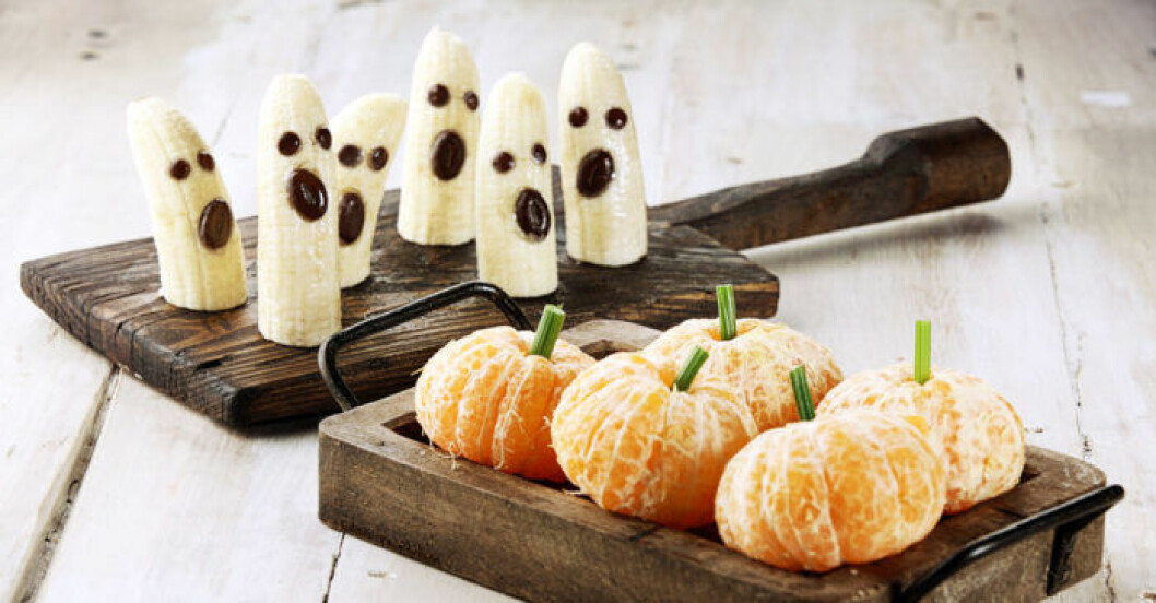 Buuuunaner och pumpariner. Foto: IBL Bananer och nektariner blir lätt fint Halloweengodis.