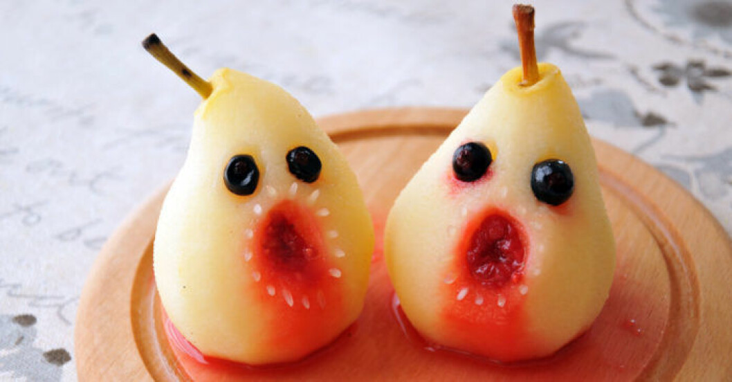 Skrikande päron. Foto: IBL Ugnsbakade päron dekorerande med bär blir läskigt gott Halloweengodis.