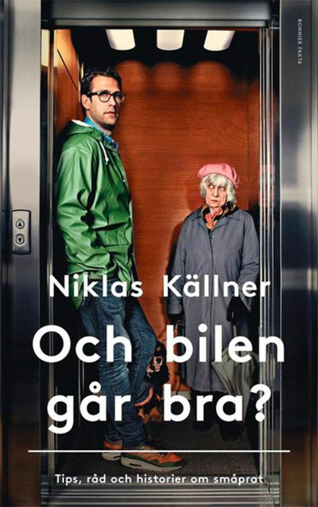 Bli en hejare på småsnacket med Niklas Källner. Bokomslag till Och bilen går bra? Bild på Niklas Källner i en hiss med en äldre dam och hennes hund.