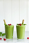 Gröna smoothies laddade med vitaminer. Två glas med smoothie gjord på bland annat magold.