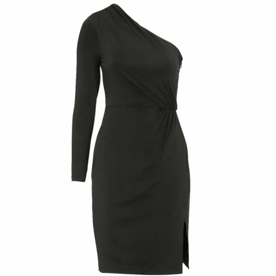 Off shoulder-klänning från Bubbleroom. <a href="https://www.bubbleroom.se/sv/kl%C3%A4der/kvinna/bubbleroom/minikl%C3%A4nningar/meryam-one-shoulder-dress-black" target="_blank" rel="noopener">Här kan du köpa den</a>. off shoulderklänning svart kort