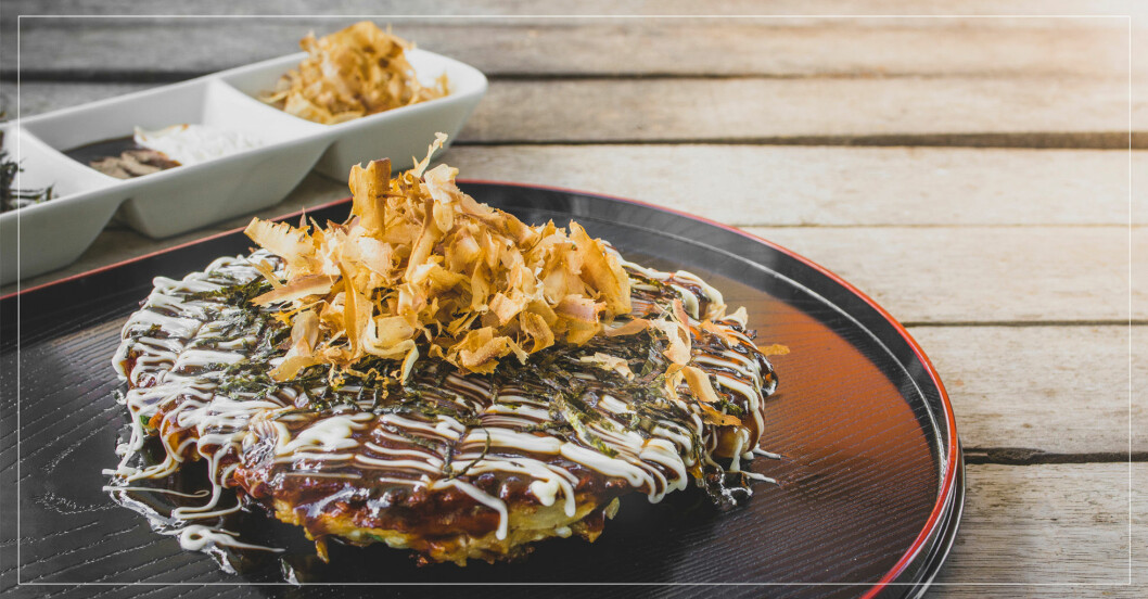 Okonomiyaki – japansk kålpannkaka.