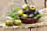 Gröna och svarta oliver i en skål.