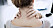 En kvinna har ont i nacken. Smärtor i nacke och rygg kan bero på dålig hållning.