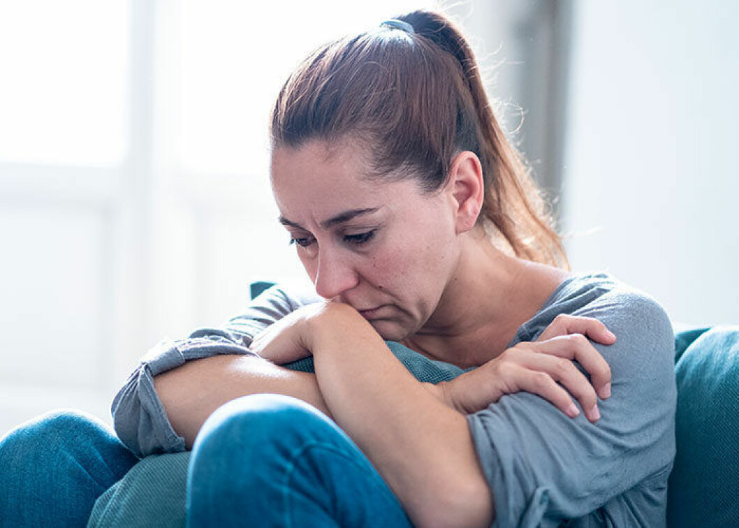 Inre oro handlar i många fall om ett anknytningstrauma du varit med om som barn, menar psykologen. Kvinna som känner inre oro