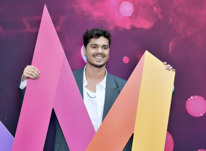 Oscar Zia programleder <span class=" italic" data-lab-italic_desktop="italic">Melodifestivalen 2022</span>. oscar zia