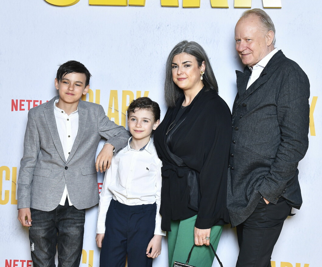 Ossian, Kolbjörn, Megan och Stellan Skarsgård på röda mattan under premiären av <span class=" italic" data-lab-italic_desktop="italic">Clark</span>. ossian kolbjorn skarsgard