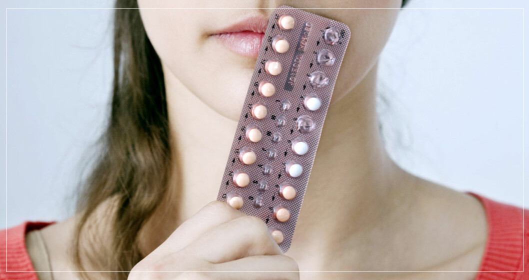 kvinna håller p-pillerkarta framför munnen.