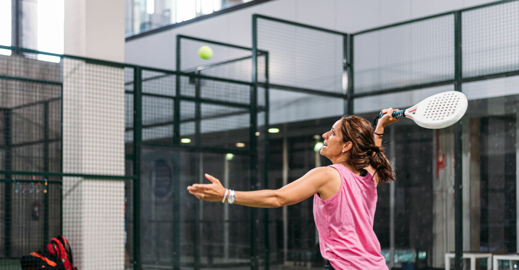 kvinna spelar padel