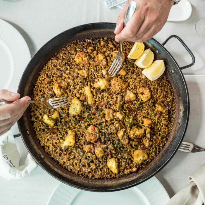 Mumsig paella med räkor och bläckfisk. Paella