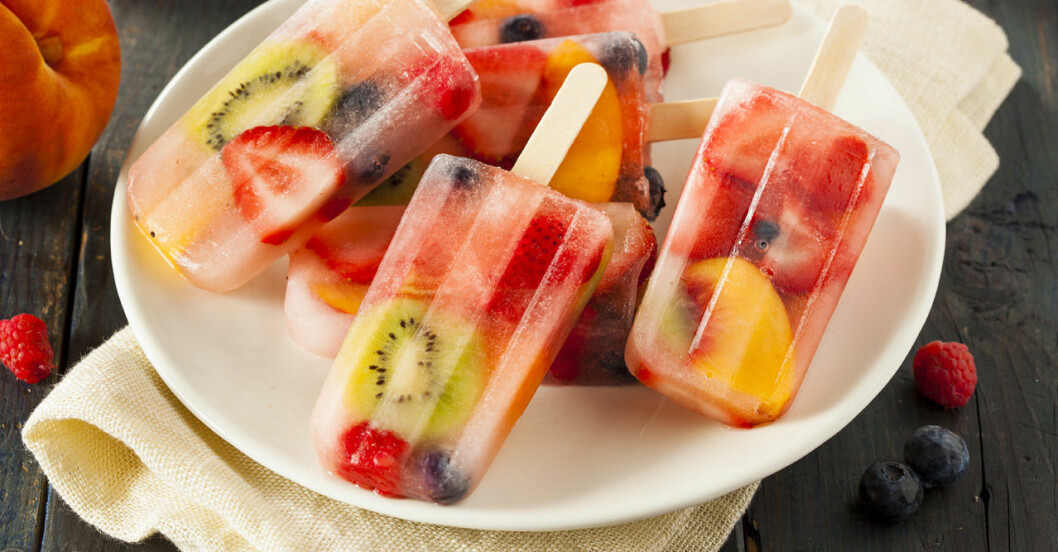 Frukt ÄR glass. Gör egna paletas, isglass på frukt och kokosvatten.