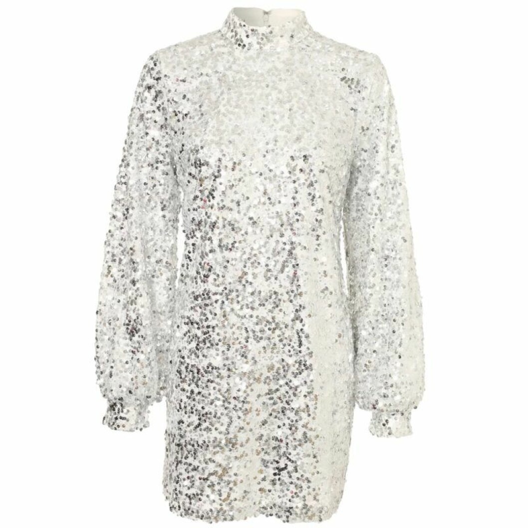Paljettklänning från NLY Trend. Kostar 419 kronor på rean. <a href="https://clk.tradedoubler.com/click?p=17833&a=3025659&url=https%3A%2F%2Fnelly.com%2Fse%2Fkl%25C3%25A4der-f%25C3%25B6r-kvinnor%2Fkl%25C3%25A4der%2Ffestkl%25C3%25A4nningar%2Fnly-trend-917%2Fhigh-neck-sequin-dress-087142-0026%2F" target="_blank" rel="noopener">Här kan du fynda</a>. Paljettklänning