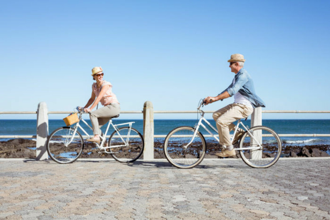 Bild: Shutterstock/IBL par cyklar längs med vatten