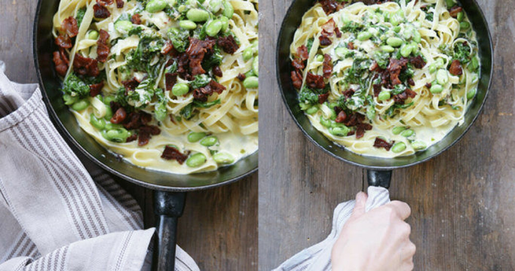 Krämig tagliatelle med bacon, grönkål och edamamebönor.