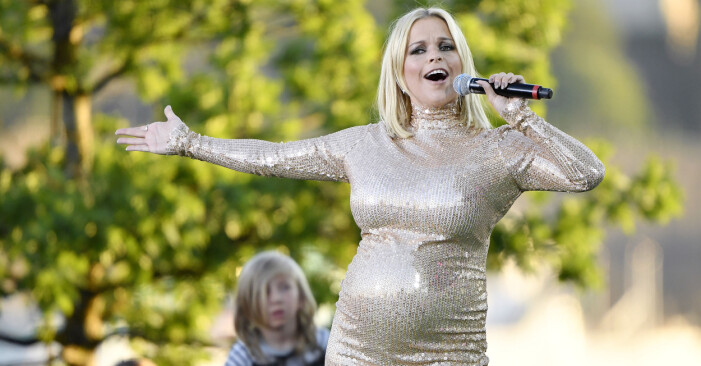 En gravid Petra Marklund under Allsång på Skansen 2018