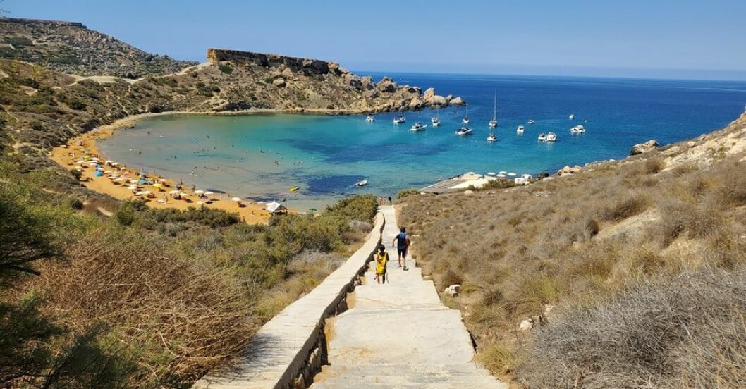 Vi är nog många som saknar att få semestra utomlands. Snart kan det bli verklighet! Foto: Unsplash. Vacker strand i Malta