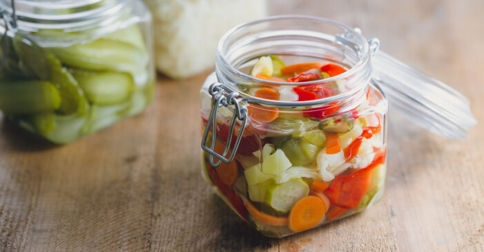 Picklade grönsaker i en glasburk