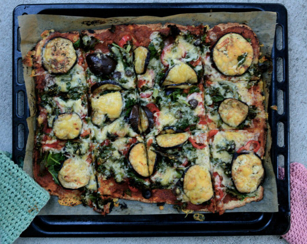 Pizza med aubergine och grönkål.