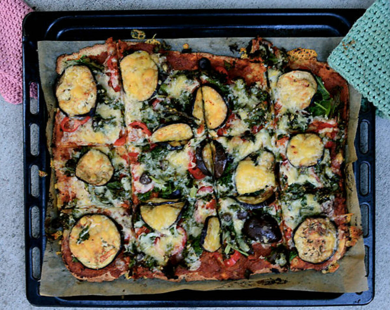 Pizza med aubergine och grönkål.