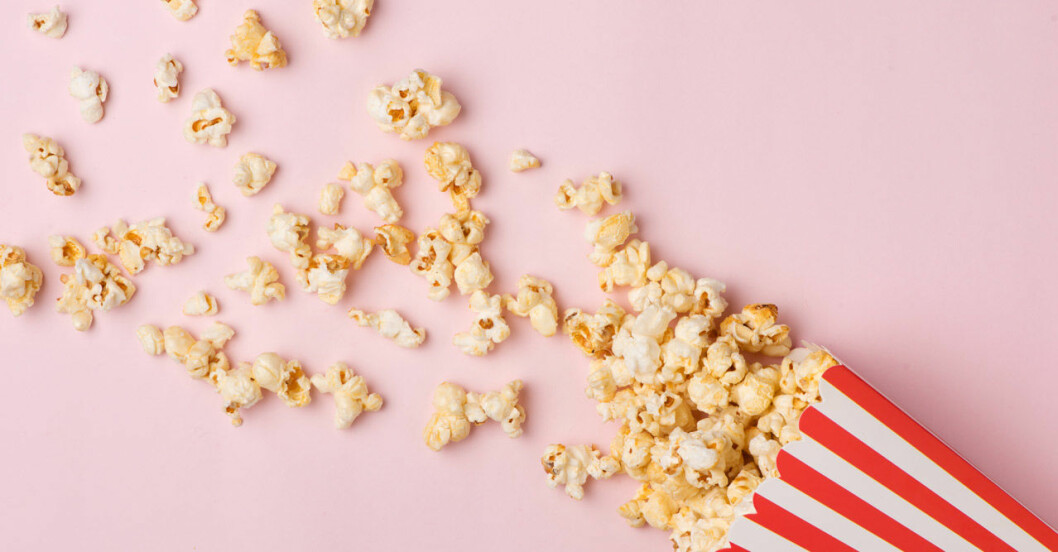 Popcorn är ett lättare alternativ än chips. Byt chips mot popcorn för att kapa kalorier.
