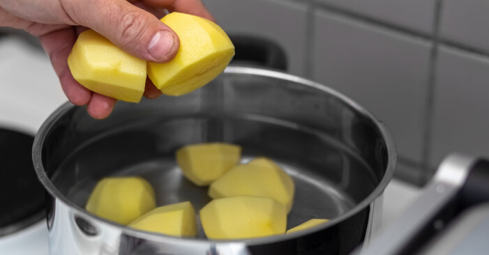 Delad potatis i en kastrull