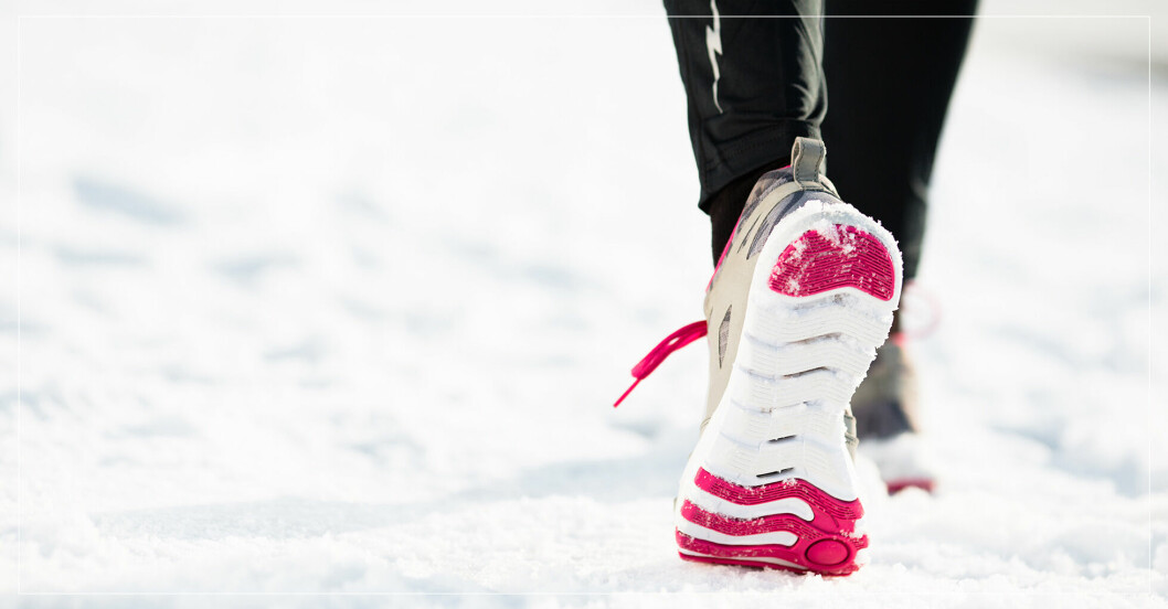 kvinna går power walk