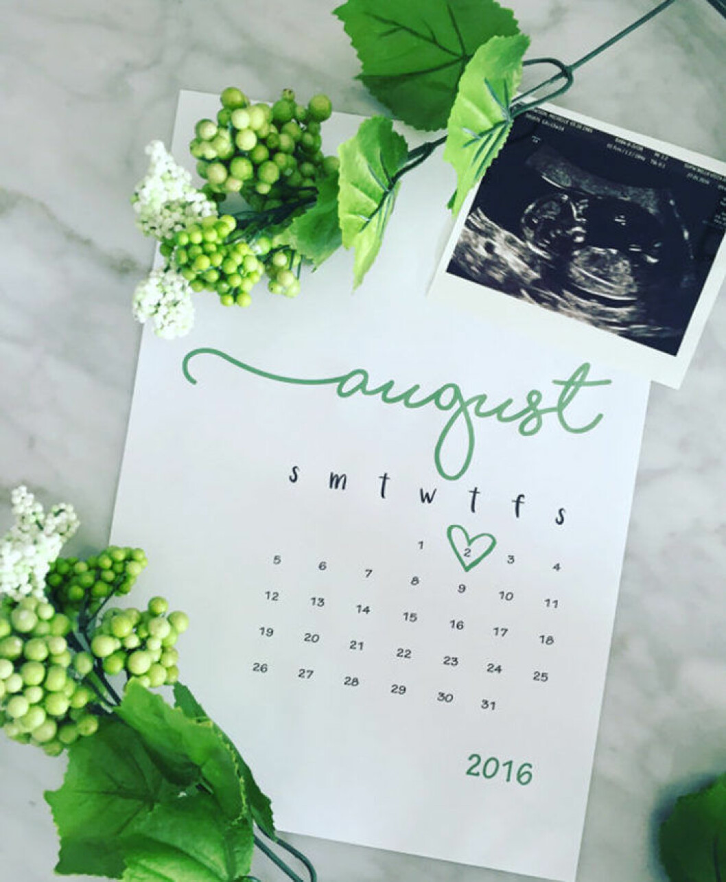 Foto: <a href="https://www.etsy.com/listing/453423258/pregnancy-wedding-engagement?ga_order=most_relevant&ga_search_type=all&ga_view_type=gallery&ga_search_query=pregnancy+announcement+calendar&ref=sr_gallery_31" target="_blank" rel="noopener">Etsy/ByJohDesigns</a>