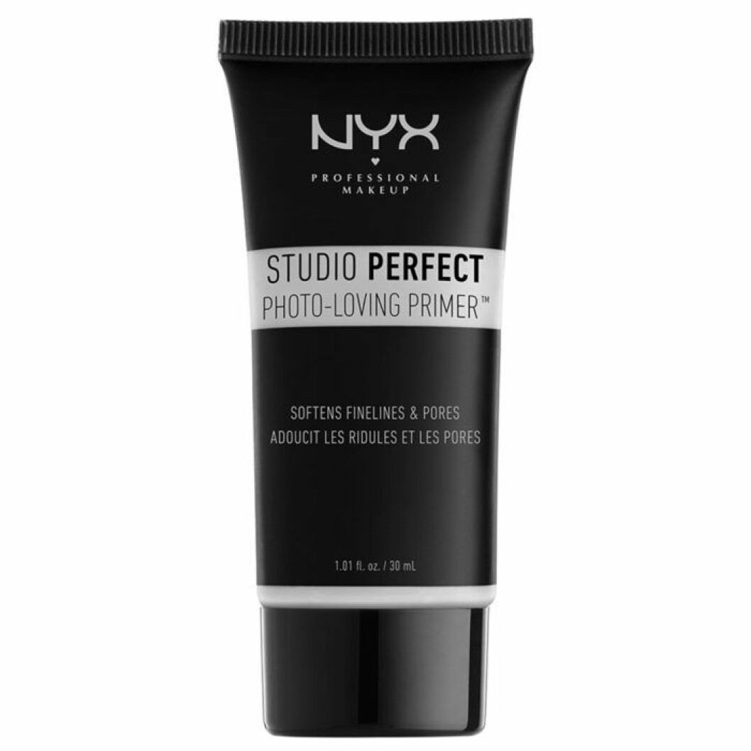 Primer från NYX Professional makeup, 149 kronor. <a href="https://track.adtraction.com/t/t?a=1117786221&as=1213658115&t=2&tk=1&epi=tackande-foundation&url=https://www.lyko.se/nyx-professional-makeup/nyx-studio-perfect-primer-clear" target="_blank" rel="noopener">Här kan du köpa den</a>. Täckande foundations och primer från nyx
