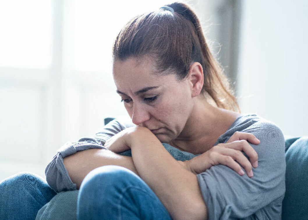 Om du i hög grad har personlighetsdraget Neuroticism löper du högre risk att drabbas av olika psykiska sjukdomar, menar forskarna. Deprimerad kvinna med personlighetsdraget Neuroticism