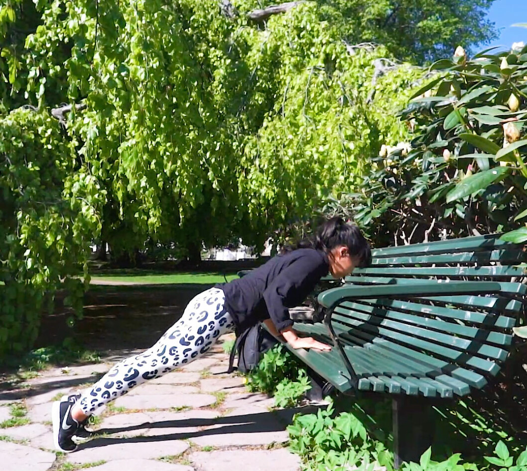 Pushups på parkbänk.