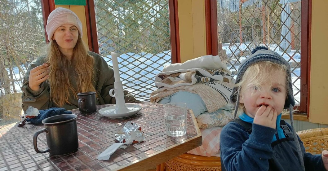 Zandra och dottern Moniz fikar. Foto: Privat Zandra Lundberg med dottern Moniz