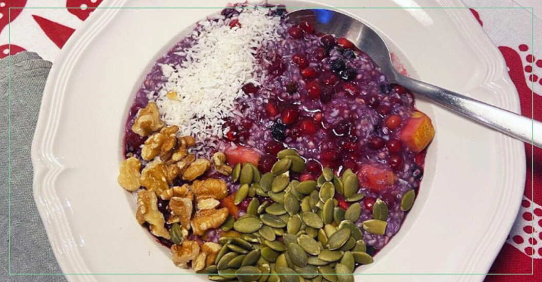 Alla möjliga tillbehör passar bra till denna enkla men goda gröt. Foto: Klimakteriekocken/Instagram Bovetegröt med äpple, blåbär, lingon, pumpafrön, valnötter och kokos.